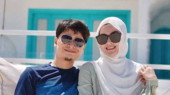 7 Potret Alvin Faiz dan Istri Umrah Saat Pandemi, Dipuji Pasangan Dunia Akhirat