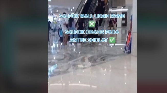 Bukan Karena Diskon, Antrean Salat di Musala Mal Jaksel Bikin Salah Fokus