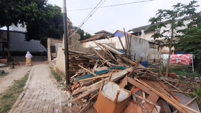 Rumah Nenek di Tangsel Ambruk Usai Diguyur Hujan, Cucu Nyaris Kena Reruntuhan