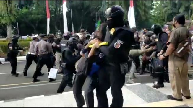 Detik-detik oknum polisi banting mahasiswa di depan Kantor Bupati Tangerang, Rabu (13/10/2021). [Suara.com/Muhammad Jehan Nurhakim]