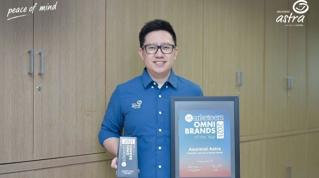 Chief Digital Officer Asuransi Astra, Teddy Suryawan menerima penghargaan OMNI Brands of The Year 2021 [Dok Asuransi Astra].