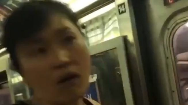 Seorang Perempuan Merobek Poster Iklan LGBT OkCupid di Gerbong Kereta
