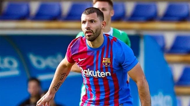 Sergio Aguero memperkuat Barcelona di laga persahabatan kontra Cornella, Rabu (13/10/2021). [Tangkapan Layar Marca]