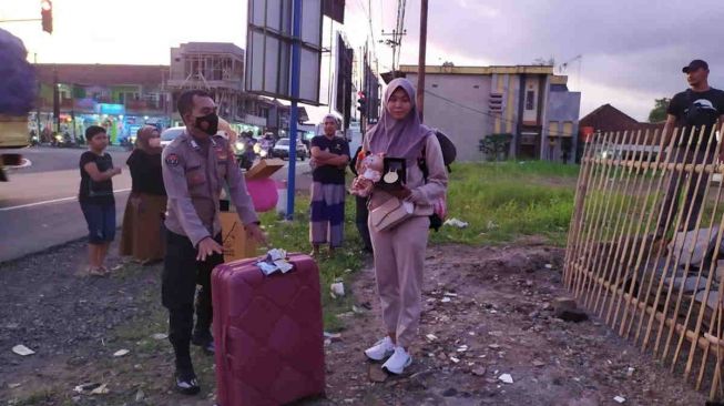 Foto Atlet Jabar Pulang Naik Angkutan Umum Beredar, Bupati Janji Gelar Syukuran