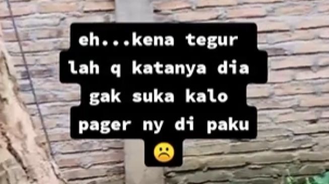 Wanita kena tegur gegara pasang paku di tembok tetangga. (Tiktok)