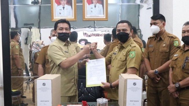 Kepala BKDPSDM Serahkan Arsip Inaktif Kantor Pendidikan dan Pelatihan Kota 