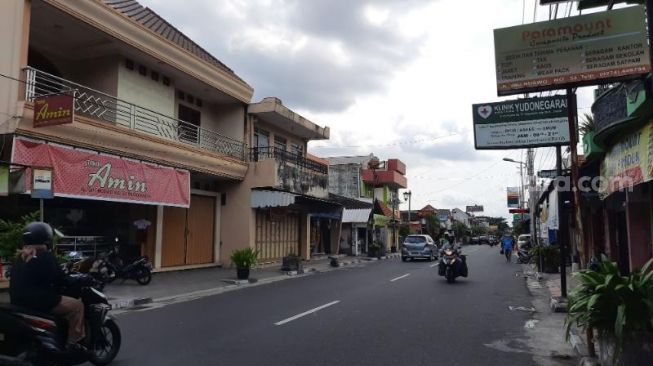 Sejumlah pengendara melintas di Jalan Ibu Ruswo Kelurahan Prawirodirjan, Kemantren Gondomanan, Kota Jogja, Kamis (14/10/2021). - (SuaraJogja.id/Muhammad Ilham Baktora)