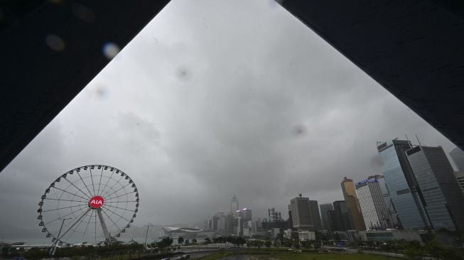 Awan mendung terlihat di atas kawasan pusat bisnis di Hong Kong, pada (13/10/2021). [PETER PARKS / AFP]