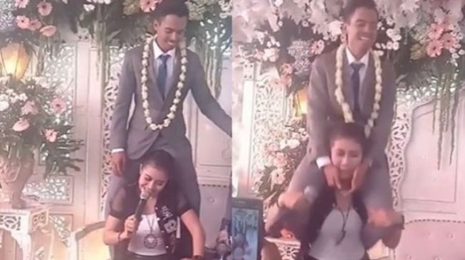 Ngakak, Penyanyi Kondangan Gendong Pengantin Pria Dipundak, Netizen: Istri Gak Cemburu?