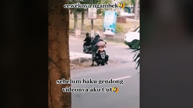 Dua Sejoli Berantem di Pinggir Jalan, Aksi Pria ini Angkat Kekasihnya ke Motor Disorot (TikTok)