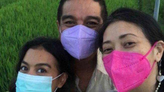 Potret Kedekatan Eva Celia dan Ibu Sambung. [Instagram/honlesmana/indralesmana/evacelia]