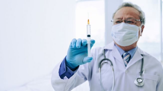 Penelitian di RSPI Sulianti Saroso: Vaksinasi Turunkan Risiko Fatal Infeksi COVID-19