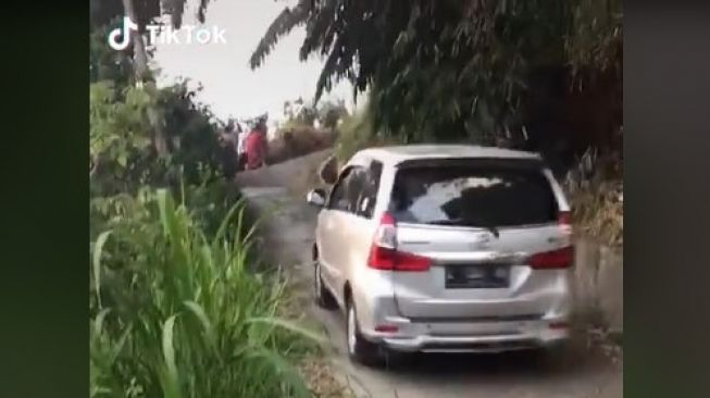 Nyasar Gegara Ngikutin GPS, Mobil Ini Nyangkut di Jalan Setapak