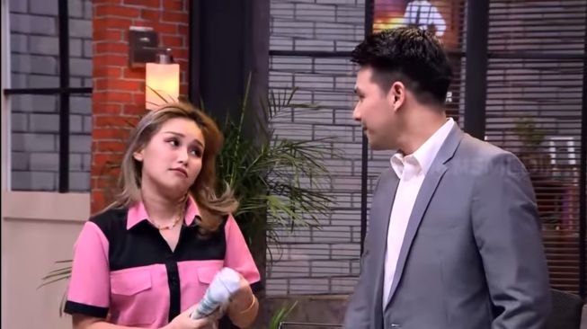 Penampilan Ayu Ting Ting dan Jonathan Frizzy di acara Lapor Pak! [YouTube: Trans7 Official]