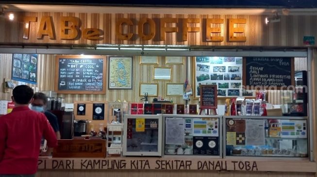 Eks pegawai Komisi Pemberantasan Korupsi (KPK) Hotman Tambunan kembali bergulat dengan usaha kedai kopi. (Suara.com/Arga)