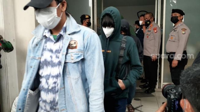 Sejumlah karyawan PT ITN diamankan polisi setelah digerebek polisi terkait praktik pinjaman online alias pinjol ilegal di Green Lake City, Kota Tangerang, Kamis (14/10/2021). [Suara.com/Yaumal Asri Adi Hutasuhut]