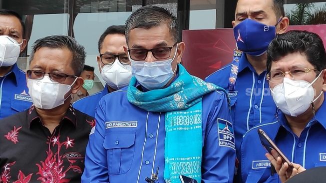 Ketua Dewan Kehormatan DPP Partai Demokrat, Hinca Pandjaitan saat ditemui wartawan di Kemenkumham. (Suara.com/Bagaskara)