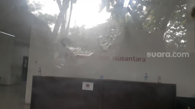 PT Indo Tekno Nusantara (ITN), kantor pinjol ilegal saat digerebek oleh Polda Metro Jaya. (Suara.com/M Yaumal)