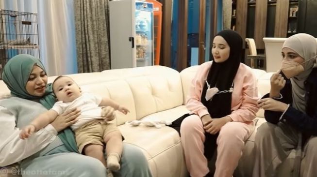 Shireen Sungkar dan Zaskia Sungkar di rumah Atta Aurel. (Youtube/TheAttaFamily)