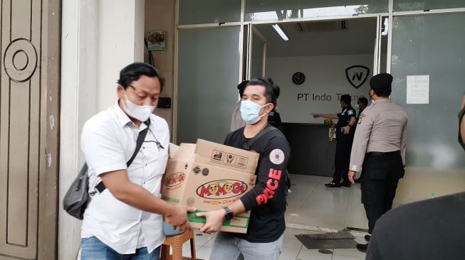 Polda Metro Jaya menggerebek kantor PT Indo Tekno Nusantara (ITN) terkait pinjol ilegal yang berlokasi di Green Lake City, Tangerang, Banten, Kamis (14/10/2021). [Suara.com/Yaumal]