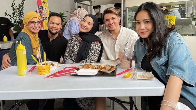 Sandal Nagita Slavina dan Zaskia Sungkar Kembar Bikin Salfok, Mewah Abis!