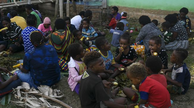 Warga menggelar pesta adat bakar batu di Kabupaten Merauke, Papua, Rabu (13/10/2021). [ANTARA FOTO/Galih Pradipta]