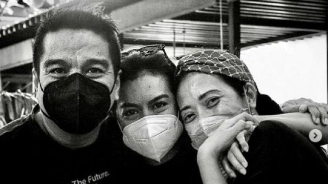 Potret Kedekatan Eva Celia dan Ibu Sambung. [Instagram/honlesmana/indralesmana/evacelia]