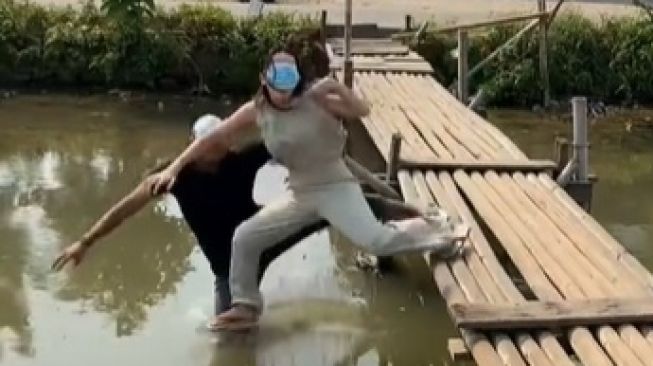 Viral Sejoli Menyeberang Jembatan Mata Ditutup Pakai Masker. (TikTok)