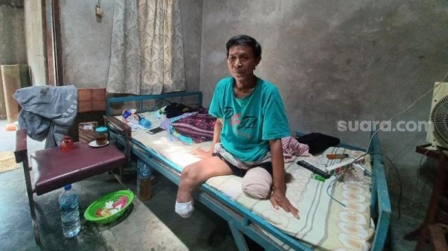 Sumanta (55), warga Pedukuhan Gesikan IV, Kalurahan Wijirejo, Kapanewon Pandak, Kabupaten Bantul kehilangan kedua kakinya karena mengidap penyakit langka. - (SuaraJogja.id/Rahmat Jiwandono)