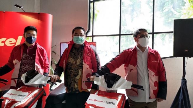 Lion Parcel Resmi Gunakan Motor Listrik Gesits untuk Antar Paket