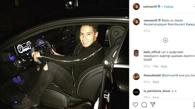 Samir Nasri dalam kokpit tunggangan kesayangannya saat itu, sedan dua pintu dengan interior futuristik [Instagram: samnasri8).