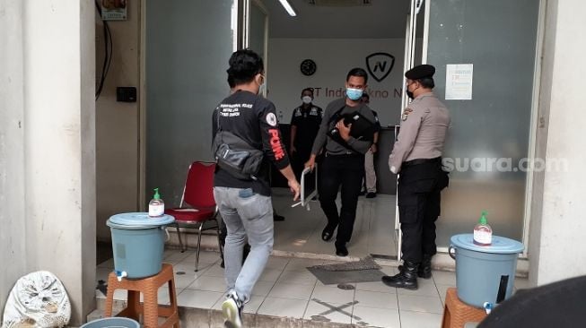 PT Indo Tekno Nusantara (ITN), kantor pinjol ilegal saat digerebek oleh Polda Metro Jaya. (Suara.com/M Yaumal)
