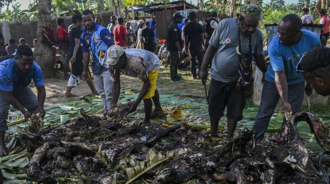 Warga menggelar pesta adat bakar batu di Kabupaten Merauke, Papua, Rabu (13/10/2021). [ANTARA FOTO/Galih Pradipta]