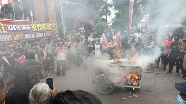 Frustasi Tak Ditemui Bupati, PKL Demo Lampiaskan Bakar Gerobak Pentol di Kediri