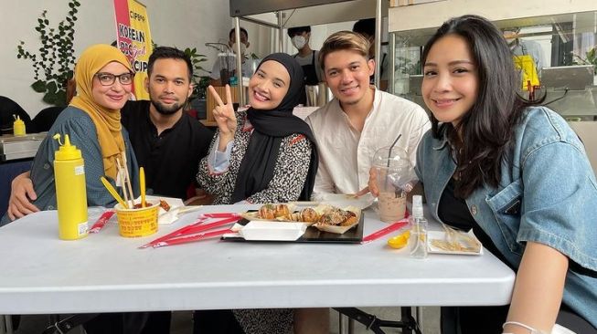 Nagita Slavina dan Zaskia Sungkar pakai sandal kembar. (Instagram)