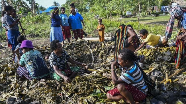 Warga menggelar pesta adat bakar batu di Kabupaten Merauke, Papua, Rabu (13/10/2021). [ANTARA FOTO/Galih Pradipta]