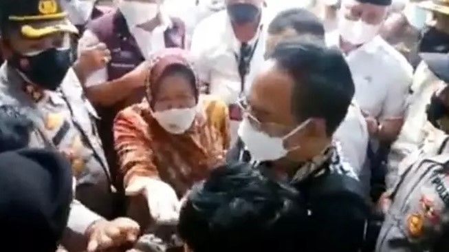 Mensos Risma Cekcok Dengan Pengunjuk Rasa: Kamu Jangan Fitnah, Datanya Mana