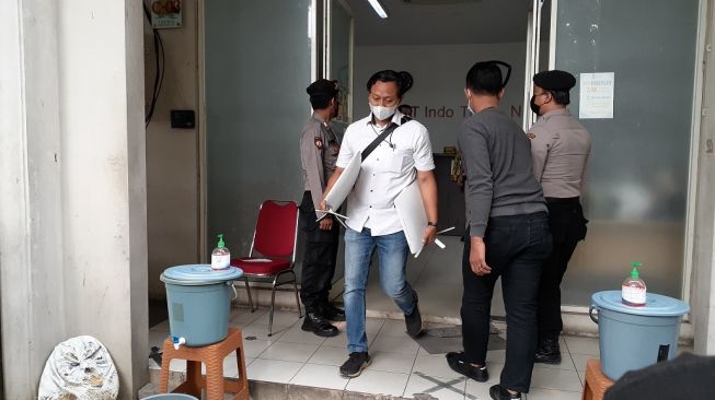 Polda Metro Jaya menggerebek kantor PT Indo Tekno Nusantara (ITN) terkait pinjol ilegal yang berlokasi di Green Lake City, Tangerang, Banten, Kamis (14/10/2021). [Suara.com/Yaumal]