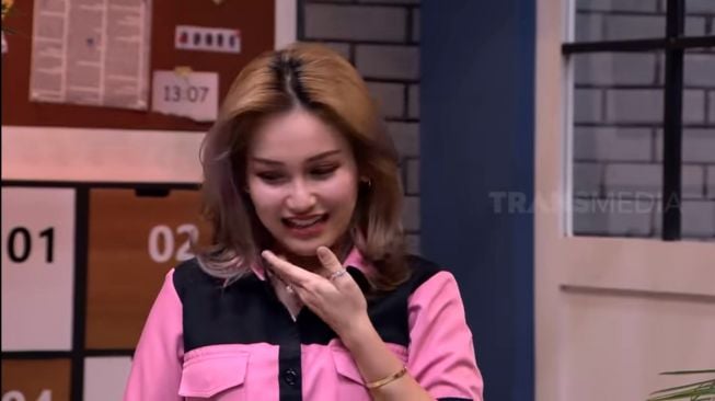 Penampilan Ayu Ting Ting dan Jonathan Frizzy di acara Lapor Pak! [YouTube: Trans7 Official]