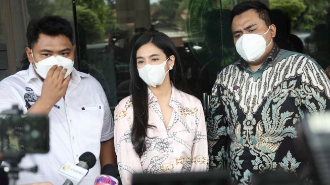 Putri Una atau DJ Una saat ditemui awak media usai menjalani sidang cerai di Pengadilan Agama Jakarta Selatan, Kamis (14/10/2021). [Suara.com/Alfian Winanto]