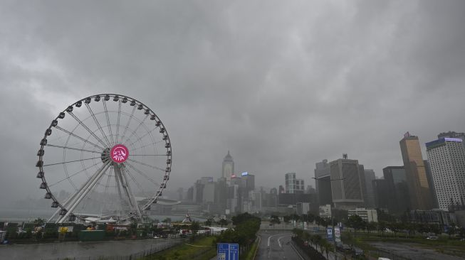 Awan mendung terlihat di atas kawasan pusat bisnis di Hong Kong, pada (13/10/2021). [PETER PARKS / AFP]