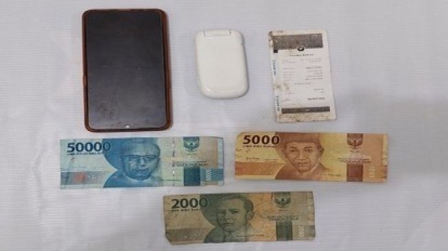 Lagi Enak-enak Nunggu Pembeli, Sehat Ditangkap Polisi, Jualan Apa?