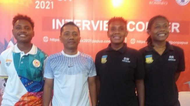 Sudah Dianggap Seperti Ayah, Pelatih Sepakbola Putri Papua Ragu Pindah