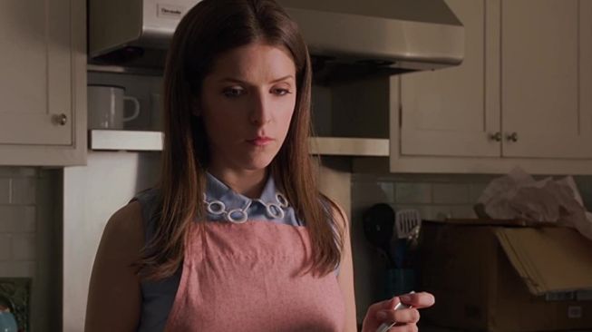 Sinopsis A Simple Favor: Upaya Anna Kendrick Temukan Sahabatnya yang Hilang