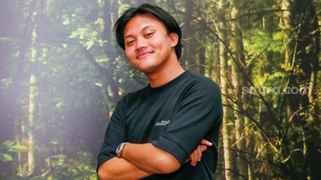 Penyanyi Rizky Febian saat ditemui di rumahnya kawasan Tambun Selatan, Kabupaten Bekasi, Jawa Barat, Jumat (15/10/2021). [Suara.com/Alfian Winanto]