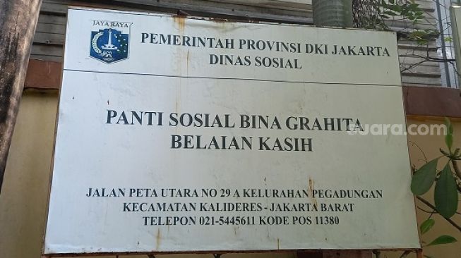 Plang nama Panti Sosial Bina Grahita Belaian Kasih, Jakarta Barat. (Suara.com/Arga)