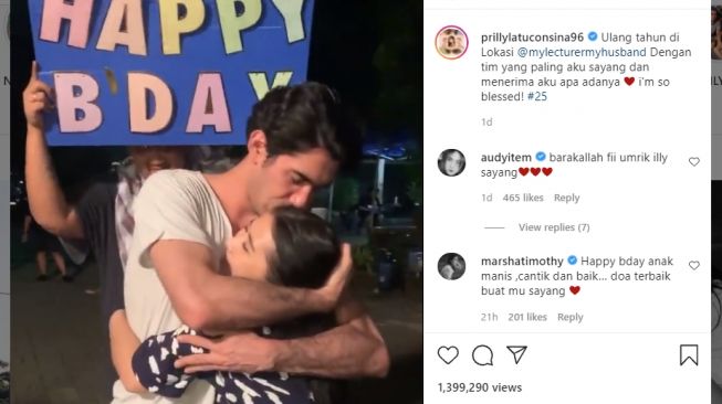 Prilly Latuconsina dicium Reza Rahadian di hari ulang tahunnya [Instagram/@prillylatuconsina96]