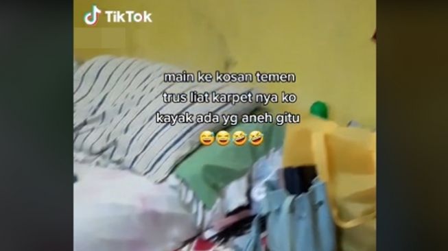 Main ke Kos Teman, Wanita Ini Heran Baca Tulisan di Karpet: Kayak Ada yang Aneh