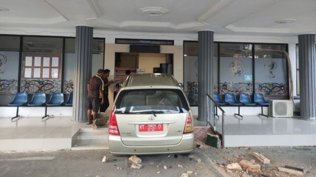 BREAKING NEWS! Kantor DPMPTSP Bontang Diseruduk Mobil Dinas