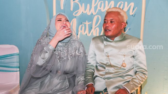 Pasangan Entis Sutisna alias Sule dan Nathalie Holscher saat ditemui awak media usai acara syukuran 7 bulanan di Tambun Selatan, Kabupaten Bekasi, Jawa Barat, Jumat (15/10/2021). [Suara.com/Alfian Winanto]